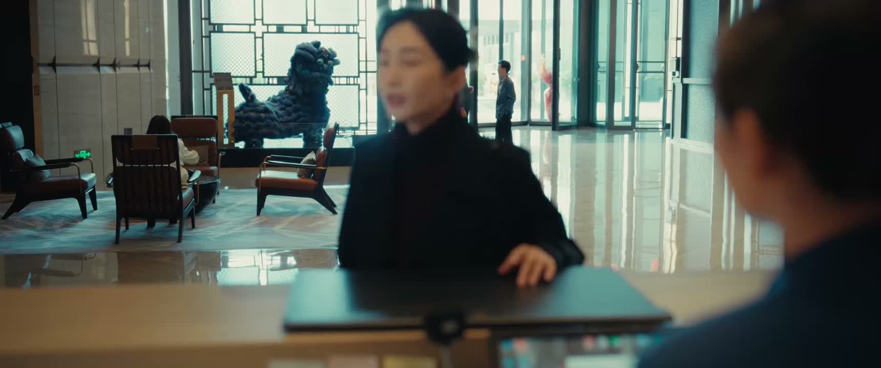 他们公司是不是 几个同事一起来出差的