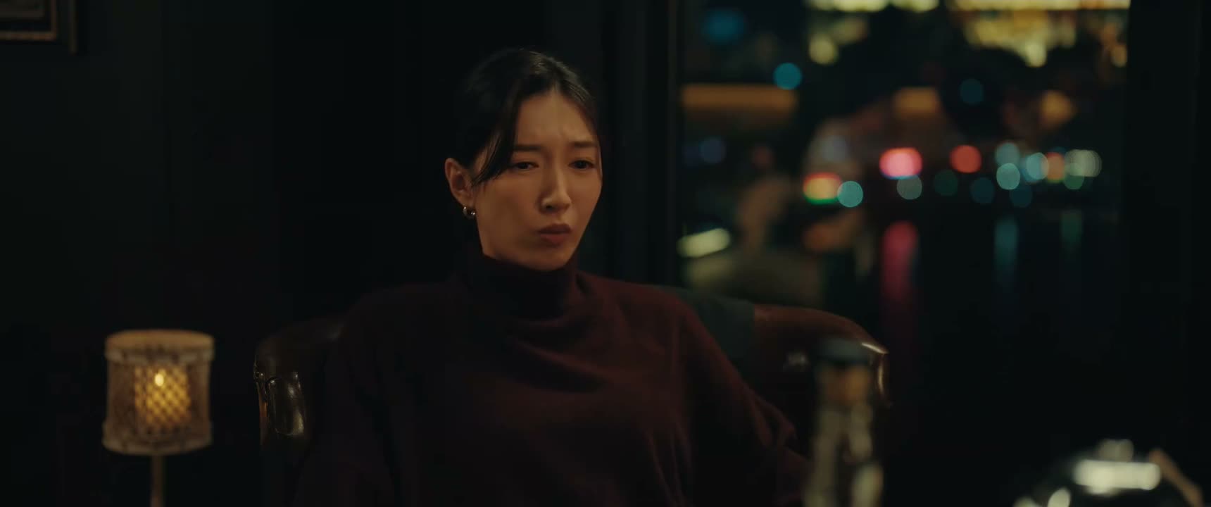 我们要不要再点点喝的 这点酒不够吧