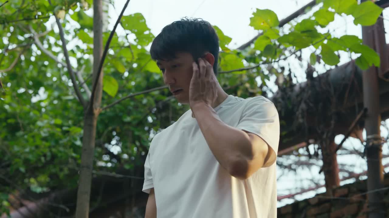 你回来了 你咋不吱声呢