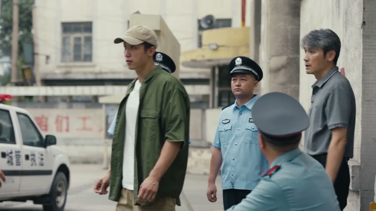 这带走用不着带走吧 干啥呀
