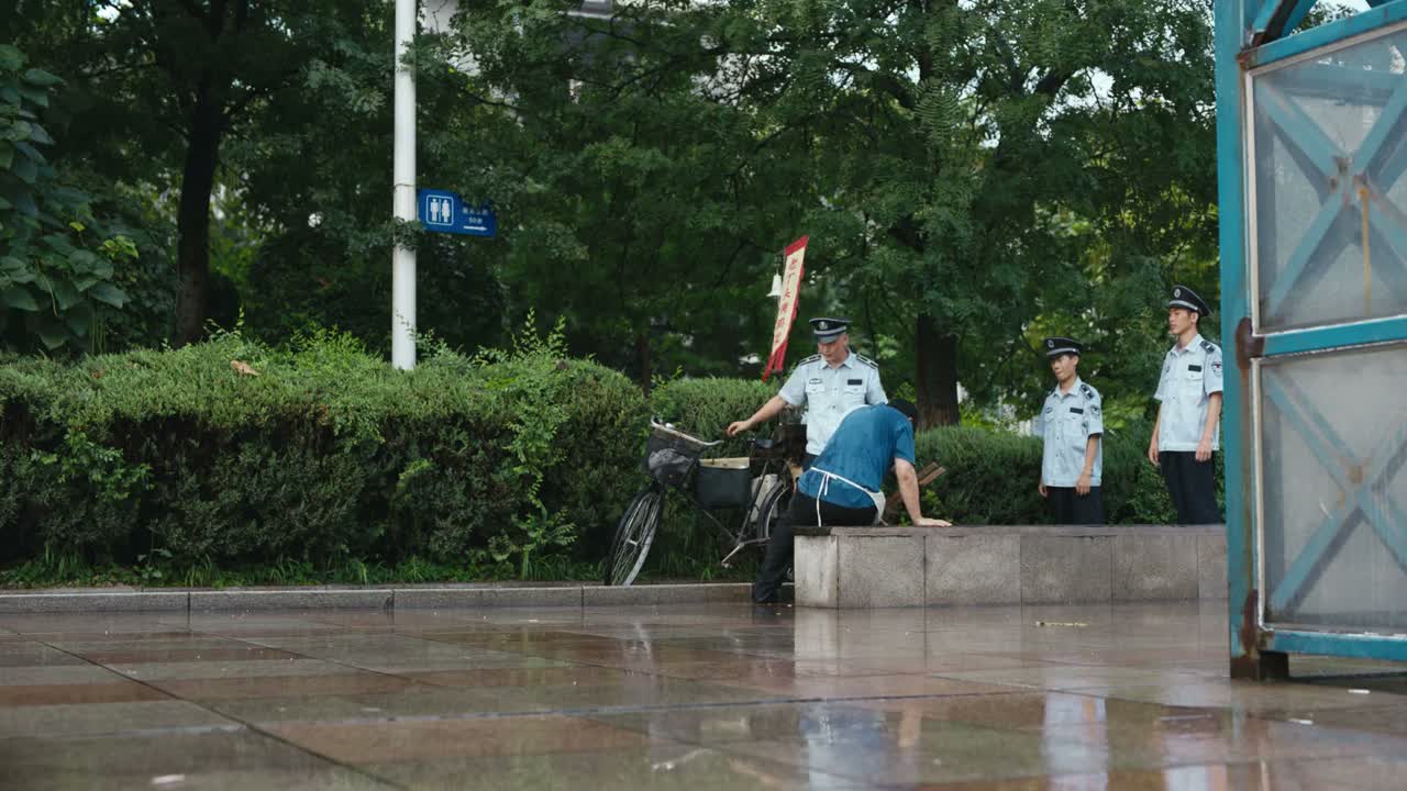 这么大岁数了 这么玩命跑