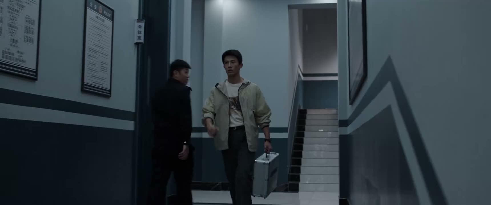 龙哥 今天这身衣服挺帅的