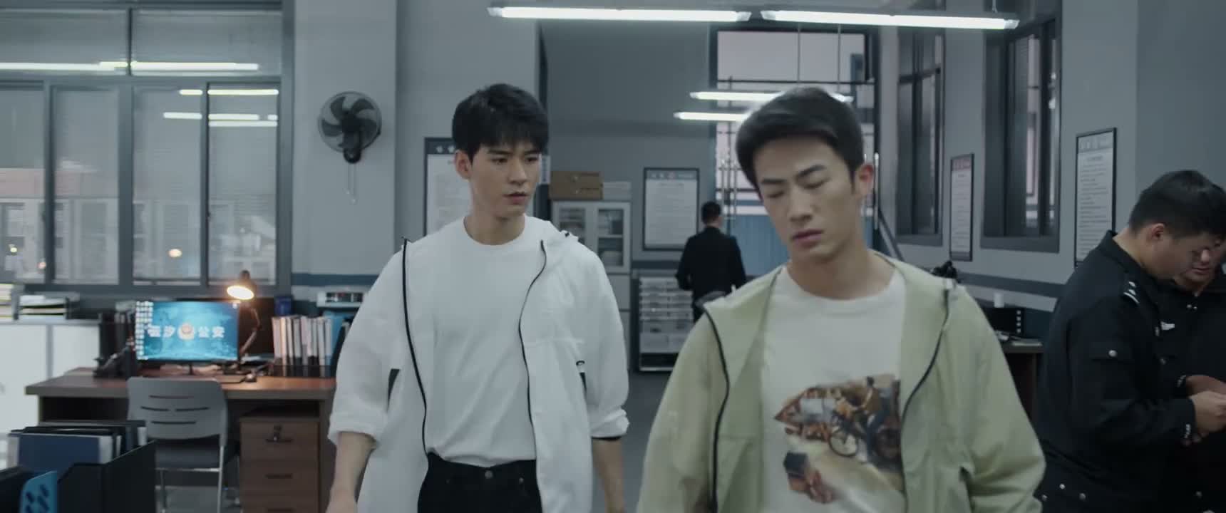 你有病吧 干吗穿我衣服