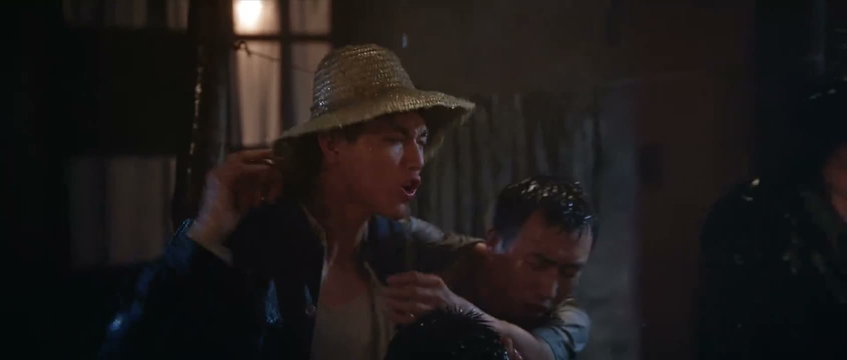 搭把手搭把手 小心 扶好 扶好