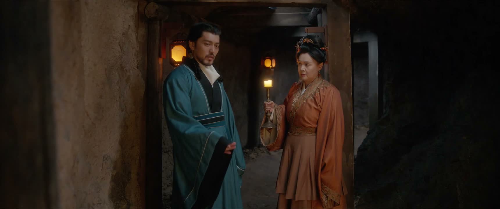 住在一个老鼠一样的地道里