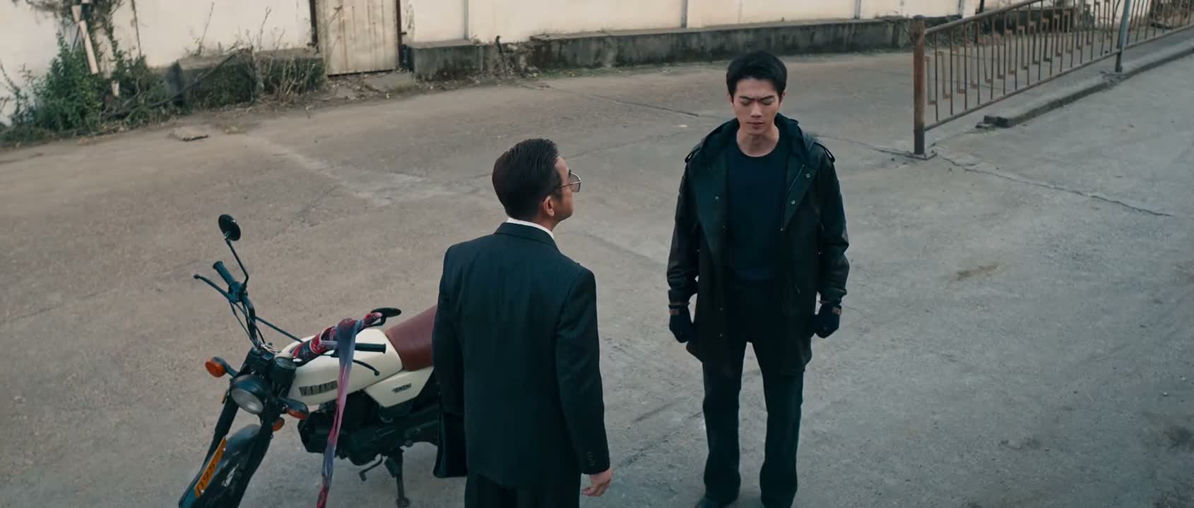 为什么要盯着我不放