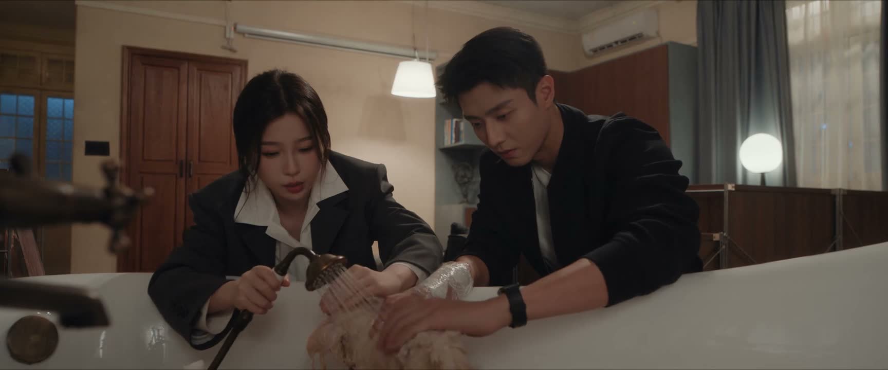 帮它把眼睛挡一下