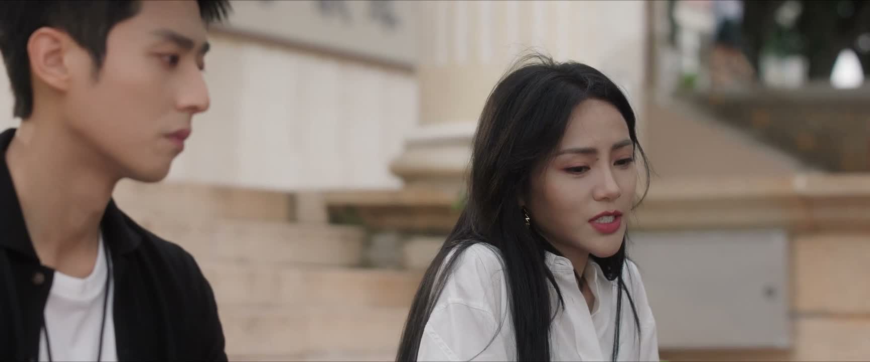没想到她也跑出来罚站了