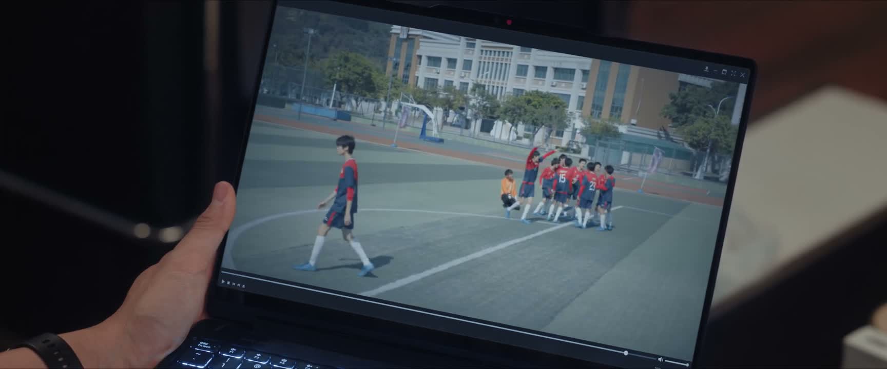 你也发现了 在球场上 他只会自己踢自己的