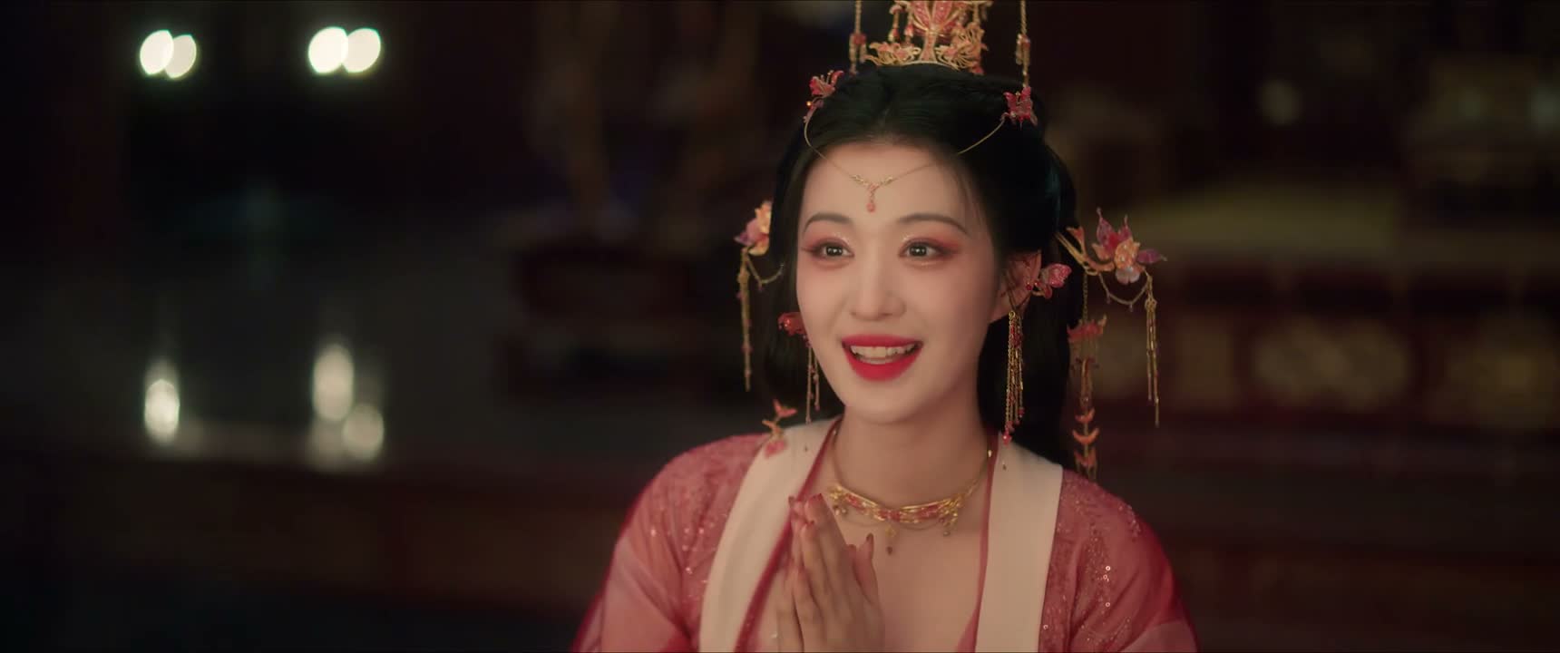 行了 就等你了 快坐下吧