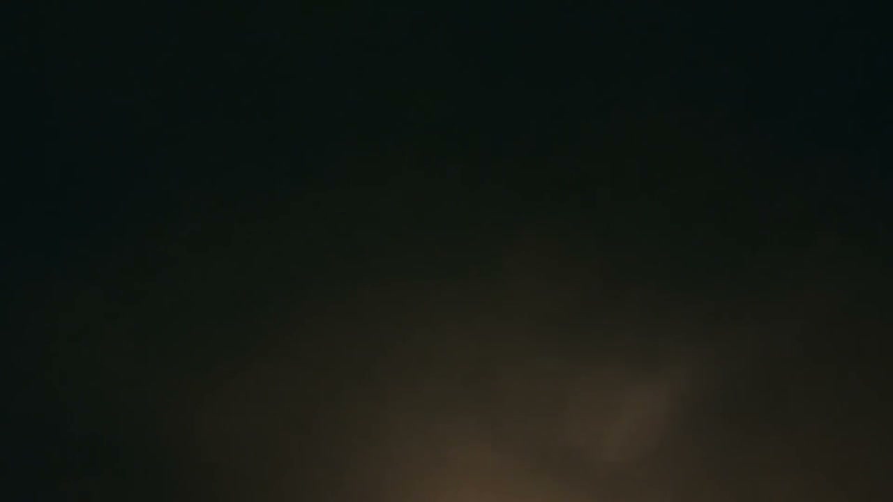 当时巷子里黑灯瞎火的