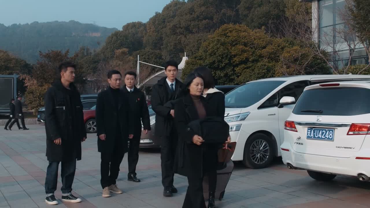 我先送完柳阿姨再跟你们解释