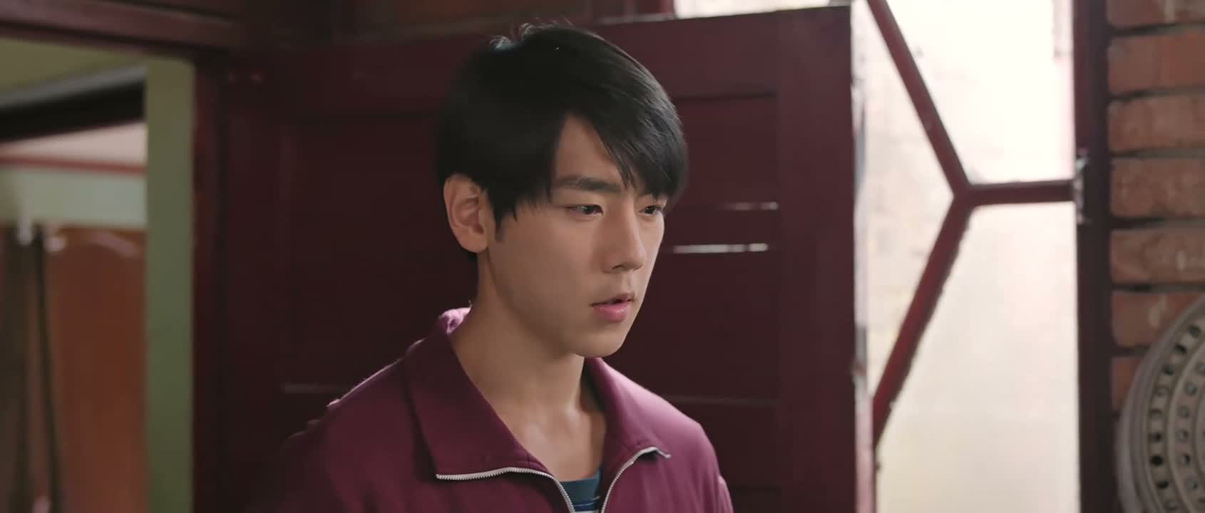 她跟别的男人在一起了