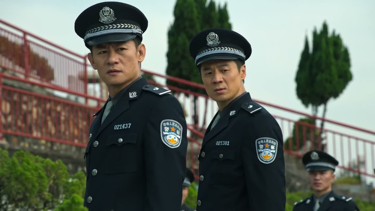 你怎么连警服都不穿