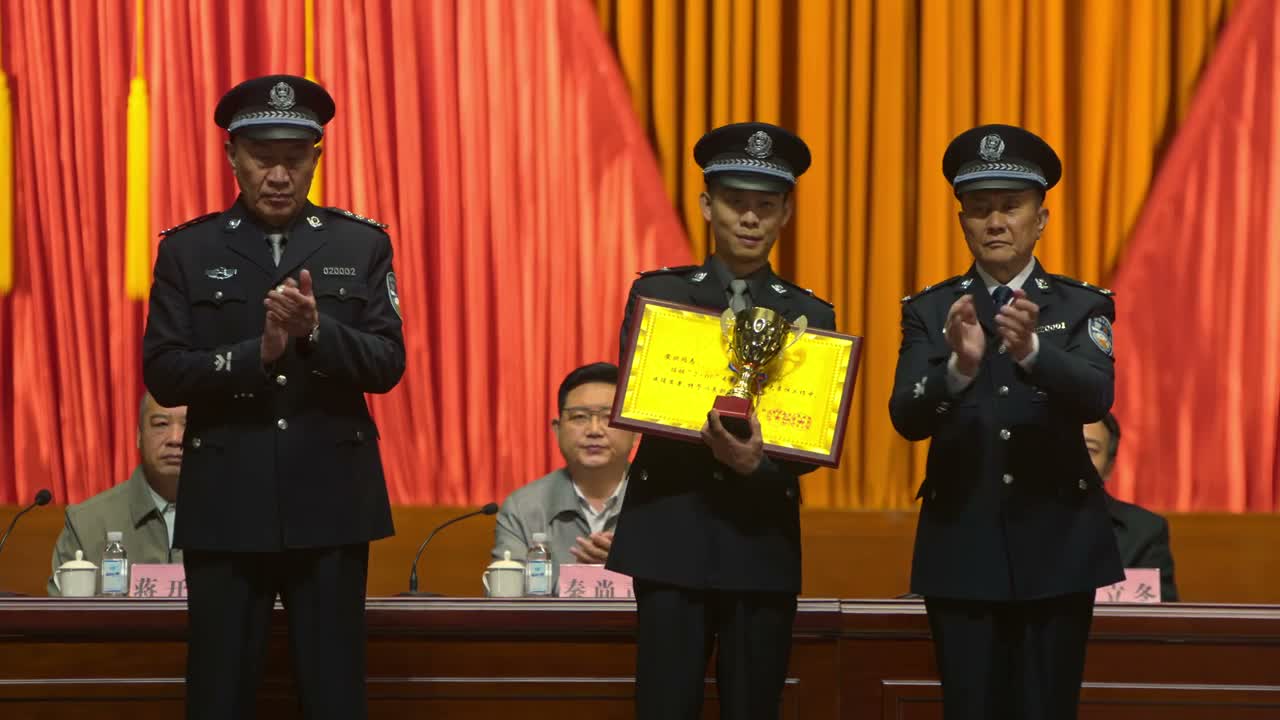 怎么是您二位来颁奖