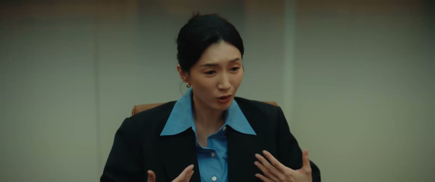 把我当作一个嫌疑人在审