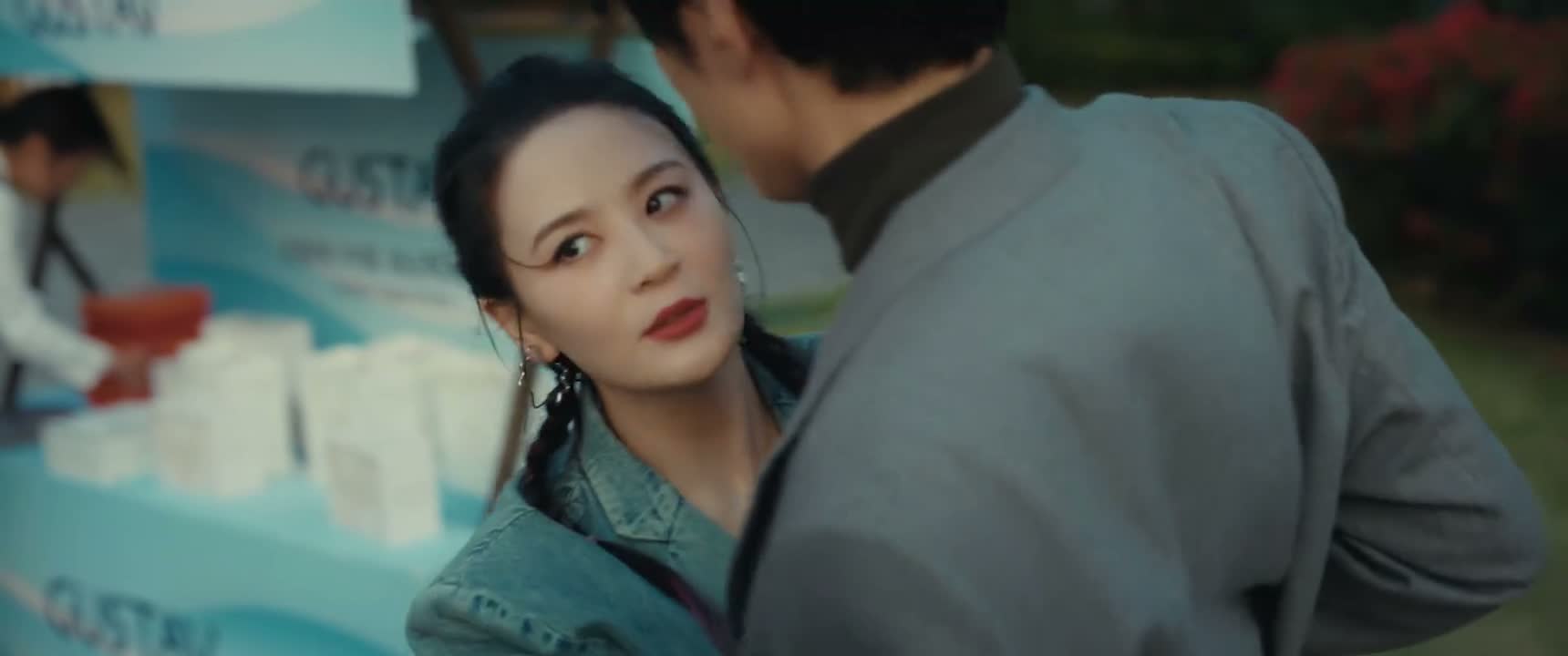 别推 大庭广众 人家看着呢 咱们已经分手了