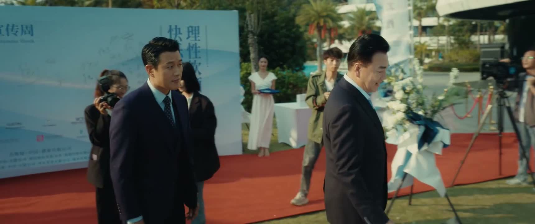 看上去怎么像女追男呢