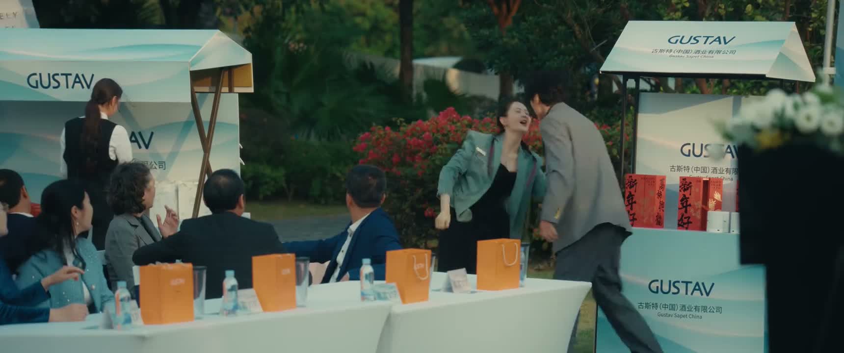你干吗 我亲我男朋友