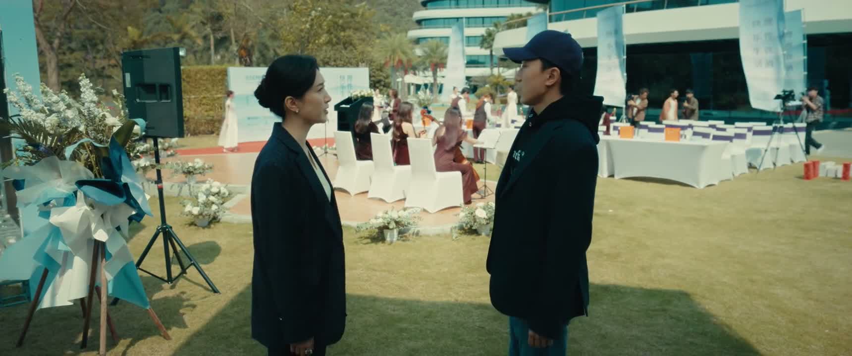 万一把背景板刮倒了 砸到人怎么办啊