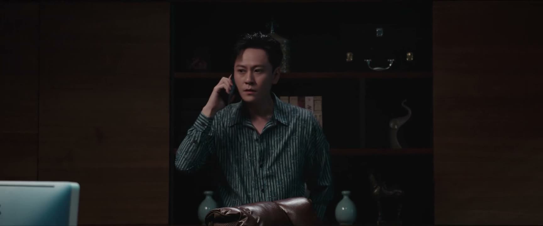 注意一下四周 不要让其他人看见了