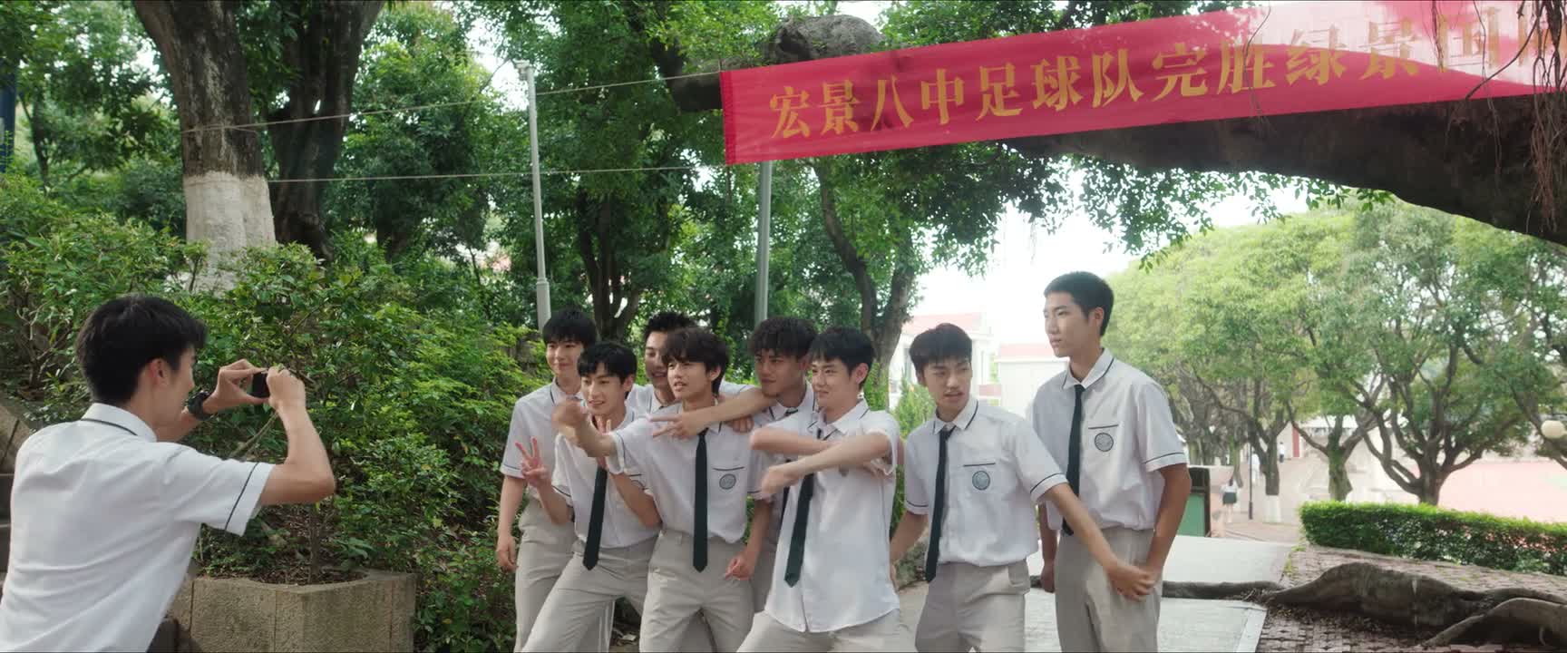 贴着我 贴着我啊 这谁的手 都笑一笑