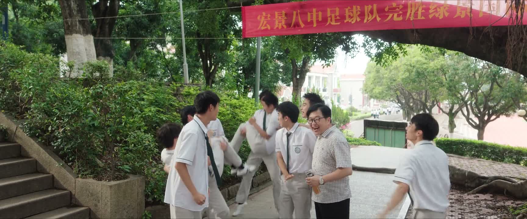 主任也在 那我们一会拍个合照 到时候挂荣誉墙呗