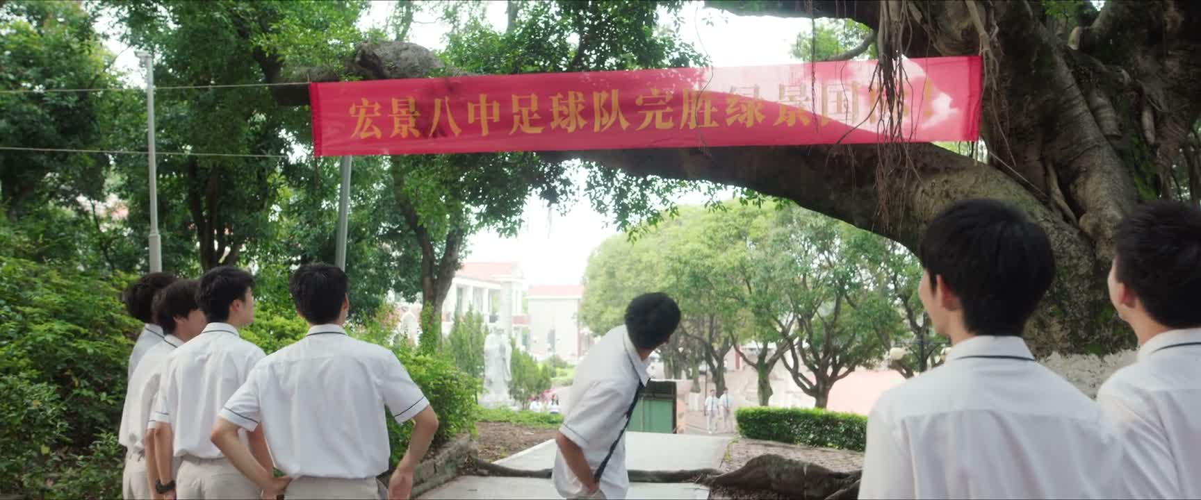 左边歪了点儿 没歪啊 你该配眼镜了吧