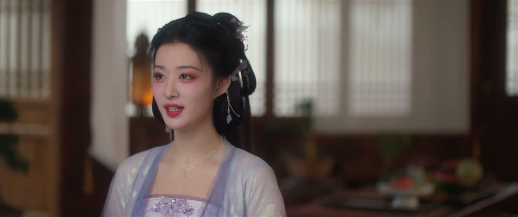 蒙着眼睛受人驱使