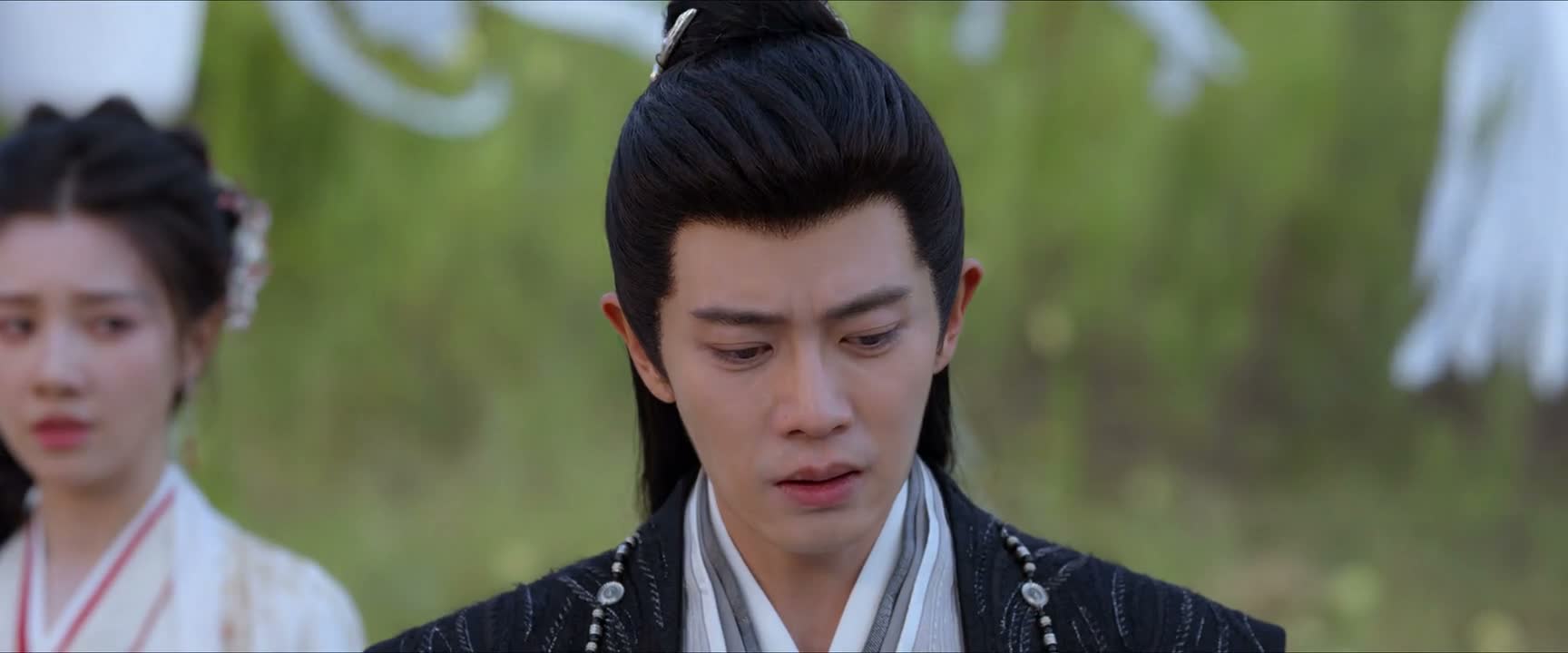 师父的坟就在河边