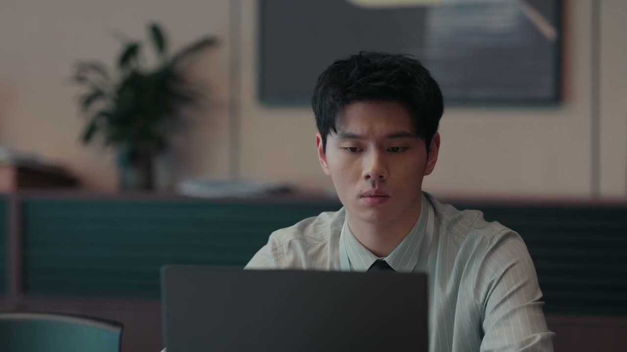 比如说先表扬后贬低