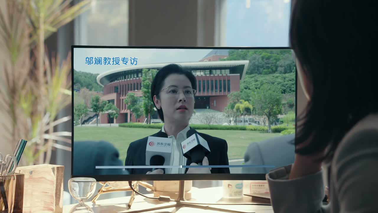 在实验室里默默耕耘