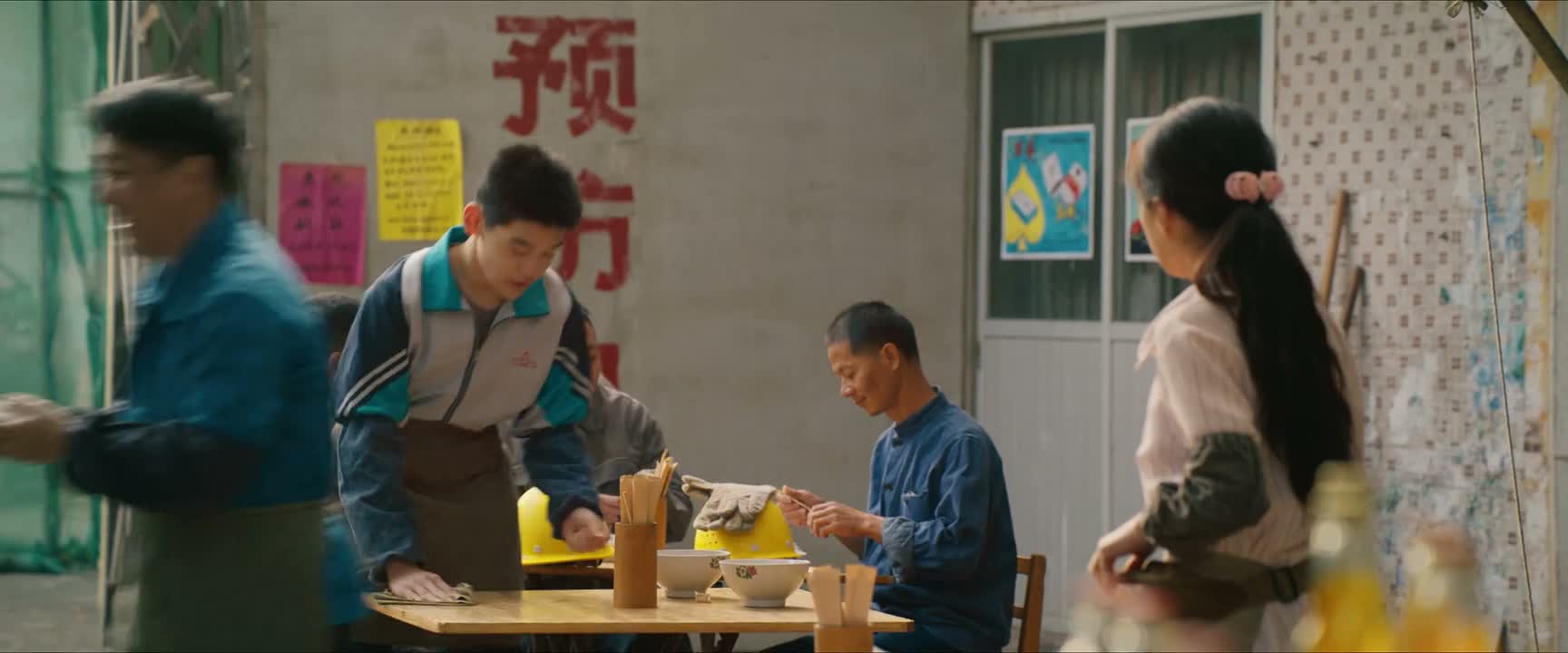 来来来 忙着呢 趁热吃啊
