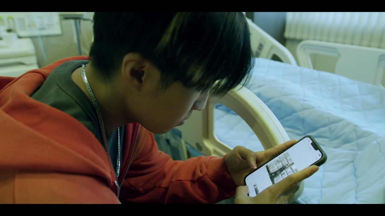 我儿子就是被你们打伤的
