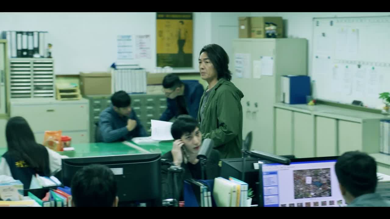 这旁边有很多停车格嘛