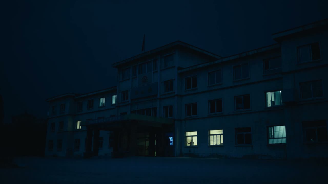 别一脚踩空了掉下去