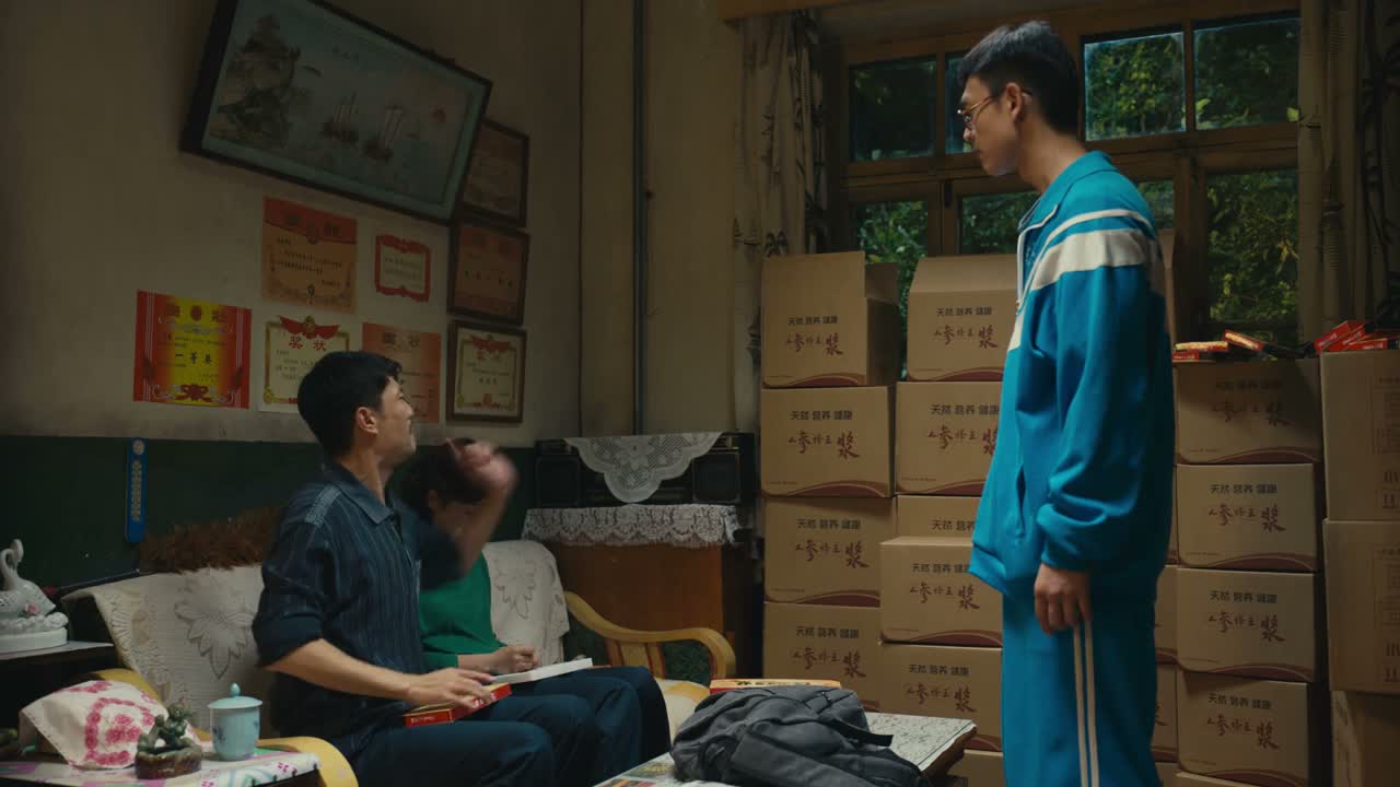 你妈白天辛辛苦苦上班够累的