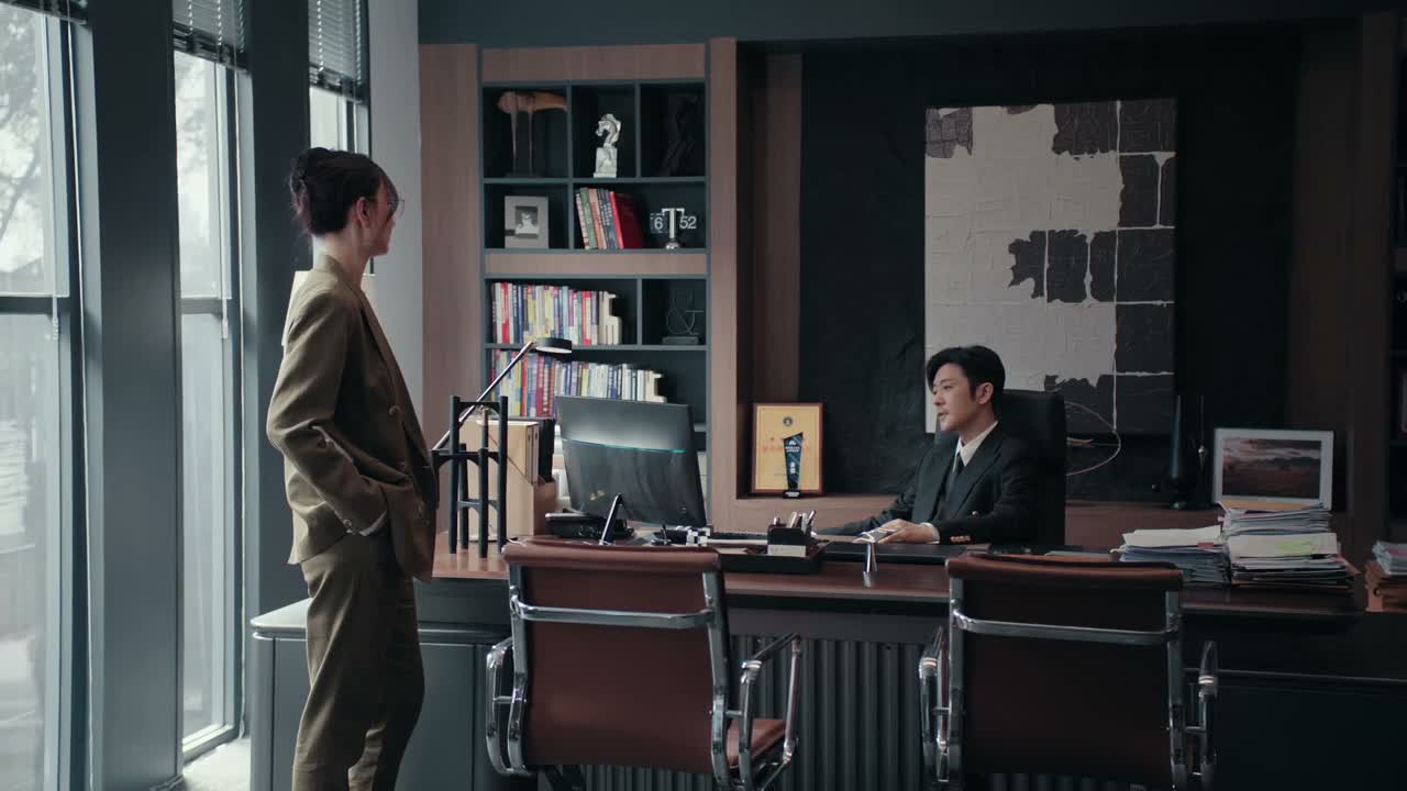 我想看看她怎么收场