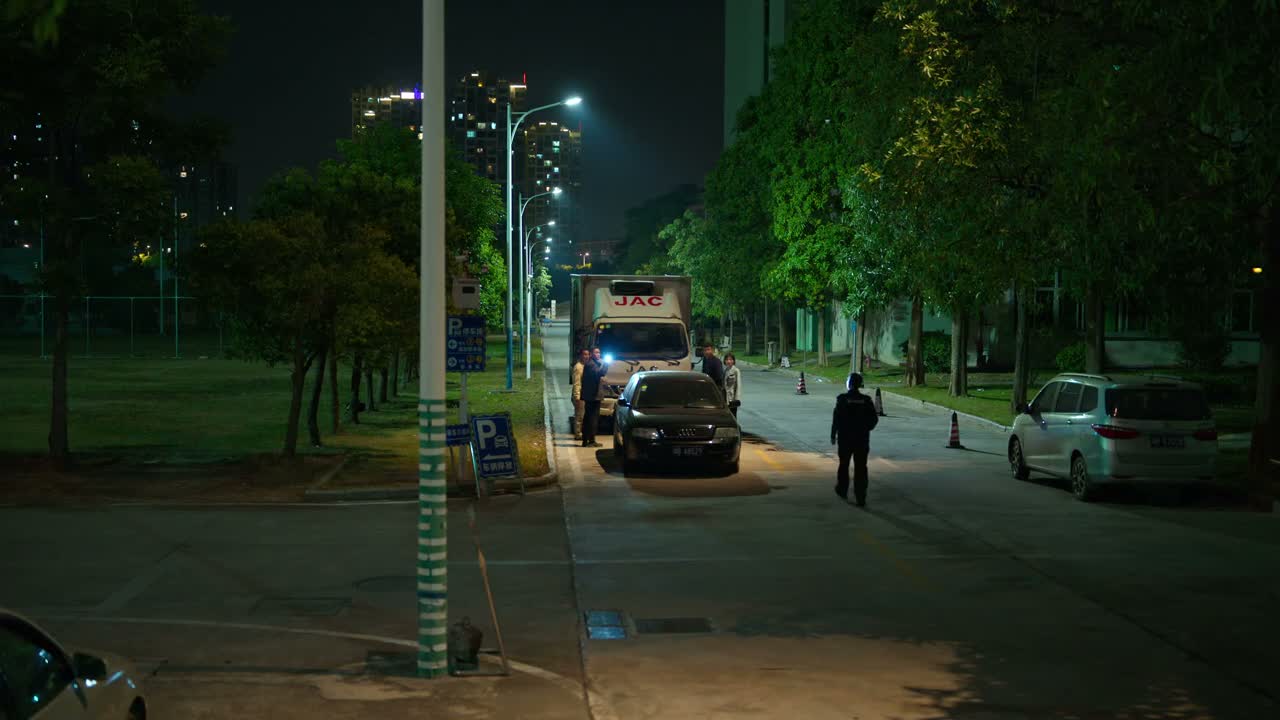 你们几个干吗呢 警察