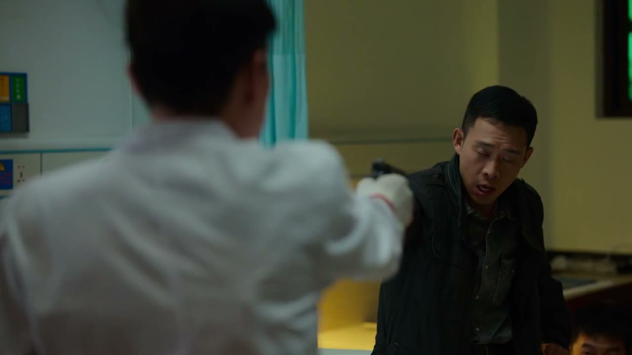 你 你把枪放下