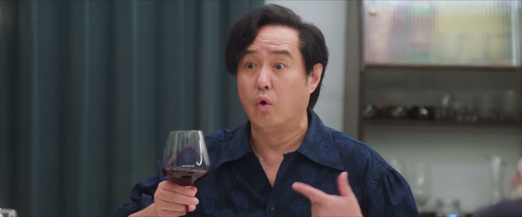 我干了你随意 好吧 那人喝不喝