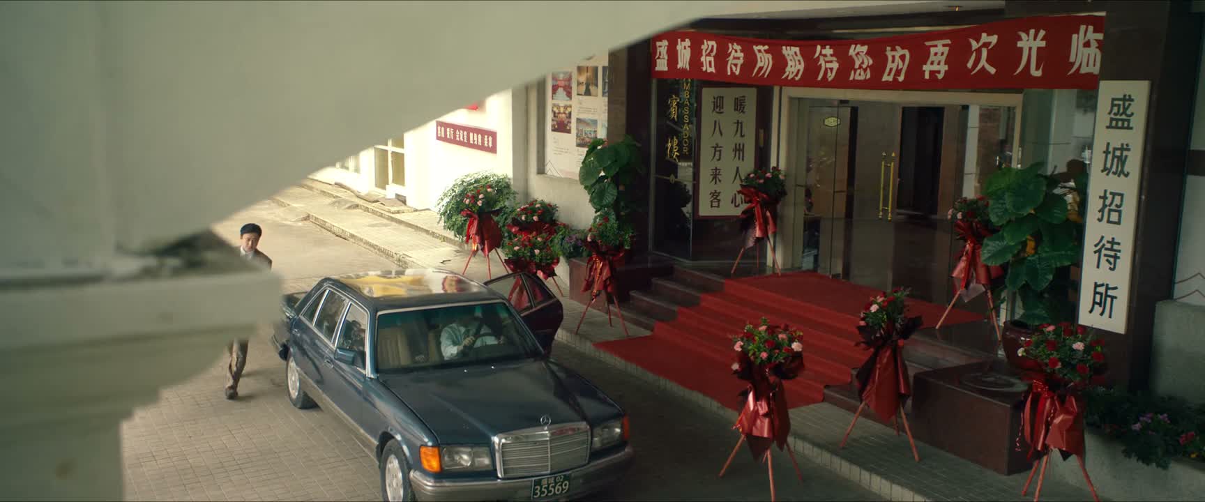 给那港商震得 是一愣一愣的