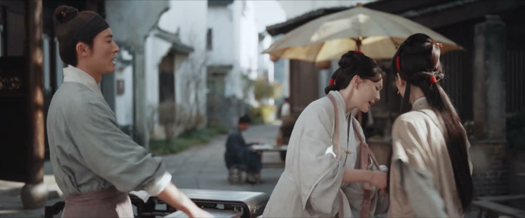 拿着 祯娘莫要推辞