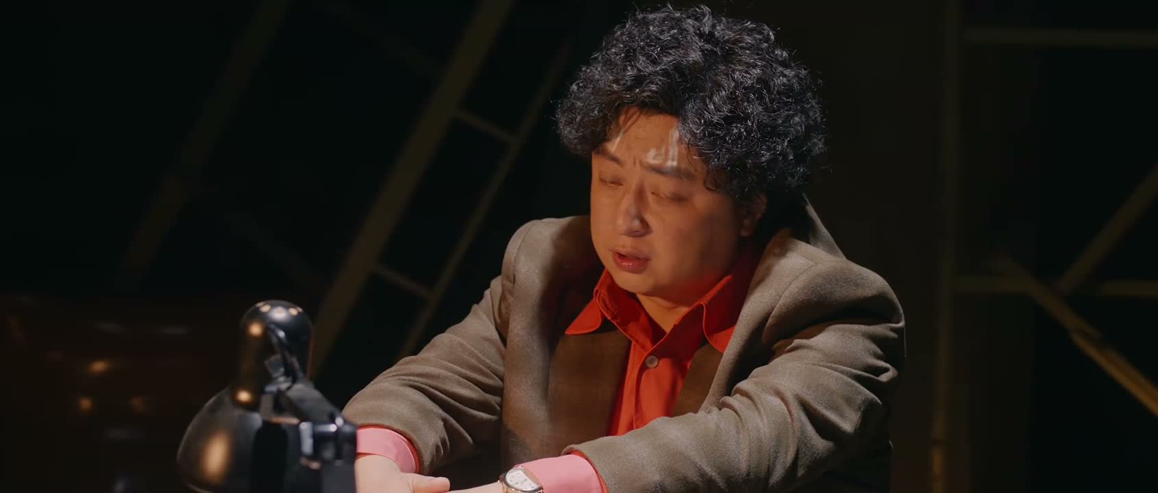 一直给他绑在这儿也不是事啊