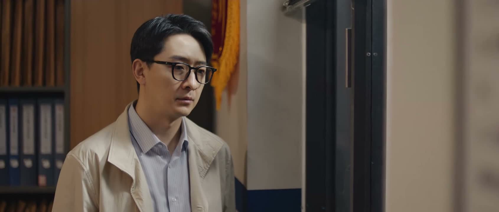 咱们不能眼睁睁地看着他出去