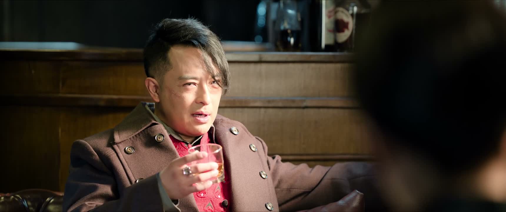 好歹让我喝完这杯酒啊