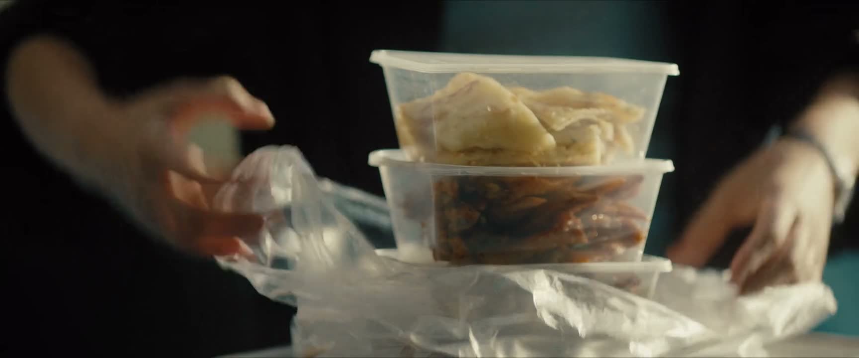 这卤味可好吃了 这都排队买的