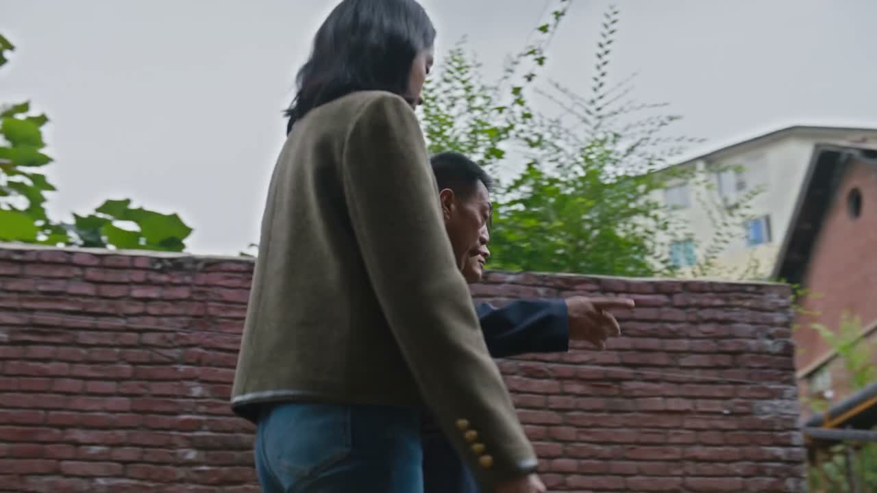 他俩呀 你追我赶的