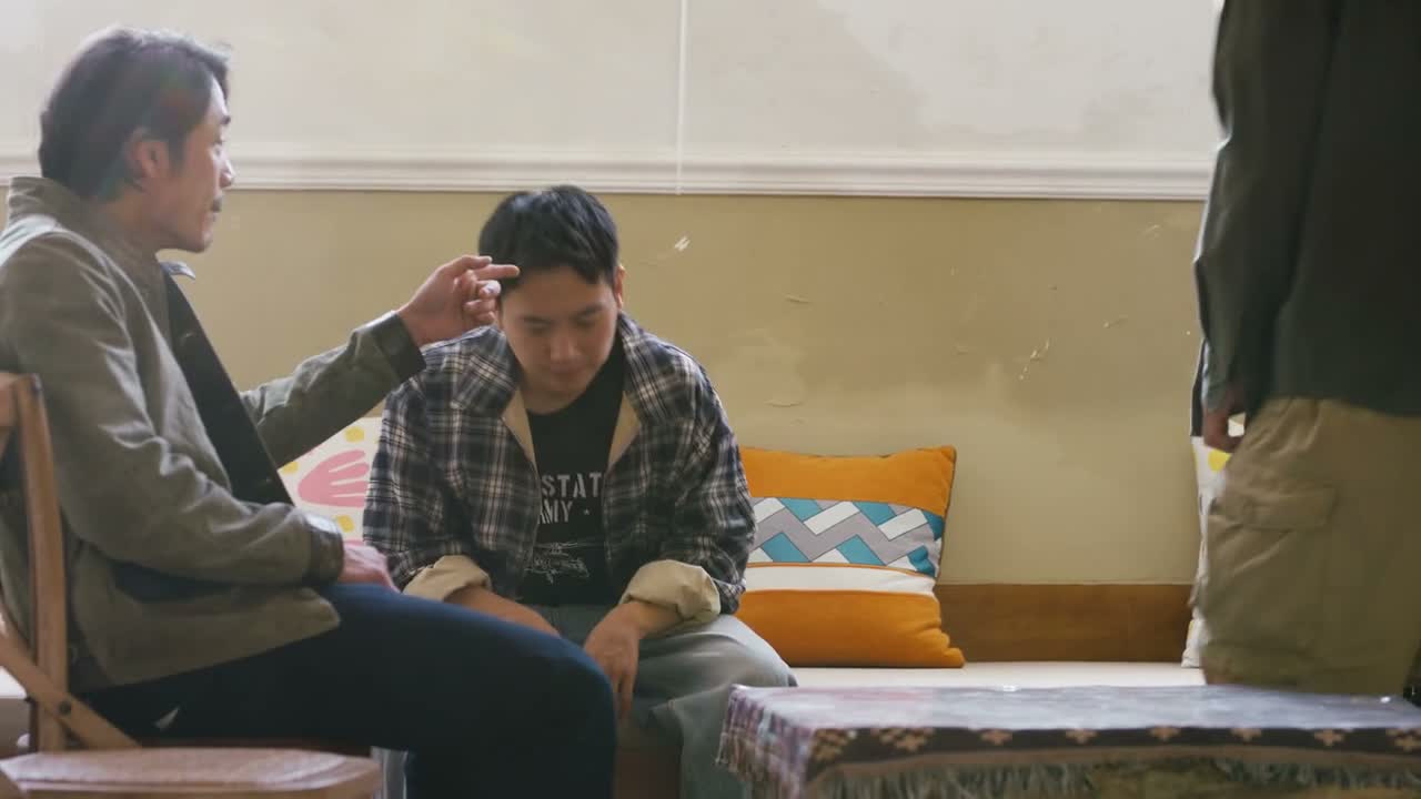 他这明摆了把咱往黄了整