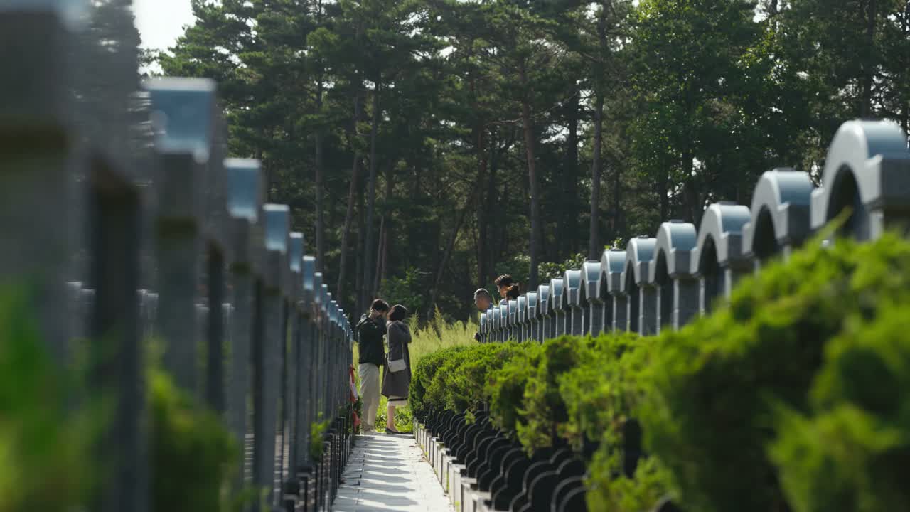 逃学不说还跑这儿玩来